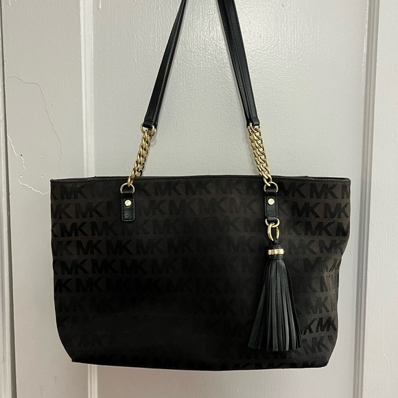 Michael Kors Jet Set Tassel Chain Tote - Picture 2 of 14